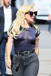 Cantora Lady Gaga mostrando peitos com blusa transparente