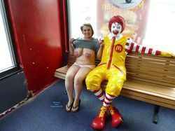 Americana assanhada com peitos grandes caídos no McDonald's