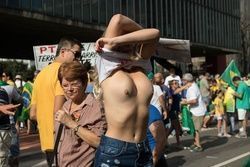 Fotos apresentadora Ju Isen faz topless em publico na Av Paulista