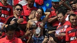 Vazou fotos torcedora do Flamengo quase pelada no estádio