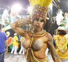 Fabi Frota da escola de samba Unidos do Peruche no Sambódromo Carnaval 2017