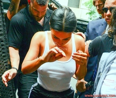 Fotos famosa Kim Kardashian com farol acessos no meio dos fãs