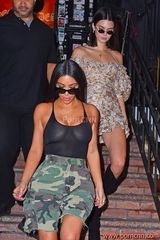 Fotos famosa Kim Kardashian mostrando mamilos grandes no NY