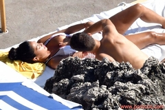 Fotos famosa Nicole Scherzinger pagando peitinho na praia