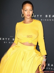 Fotos famosa Rihanna peitos grandes marcando o vestido amarelo