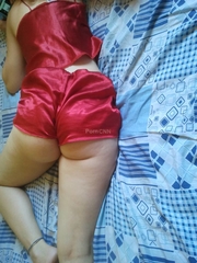 Esposa loira gostosa de baby dool vermelho dormindo na cama