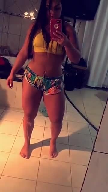 Vídeo amador deliciosa Mulher Melancia mostrando pernas no Snapchat