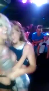 Vídeo flagrou 2 safadas novinhas mostrando peitões no baile funk do Rio