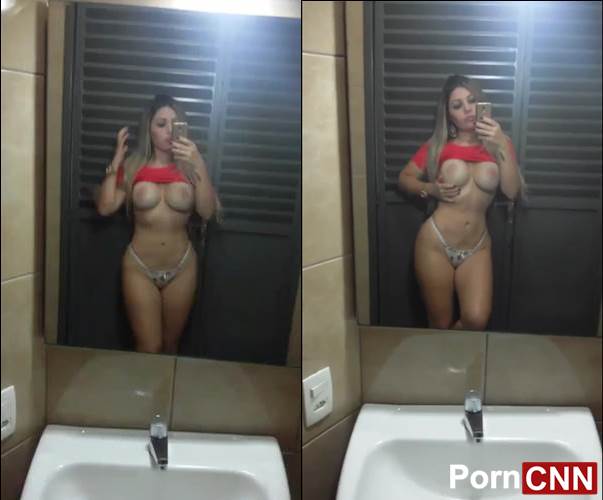 Vídeo girl cam loiraça dos peitos siliconados fazendo selfie pelada no espelho