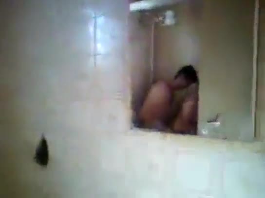 Filmando estudante Cíntia fazendo sexo com Luis no banheiro do sitio