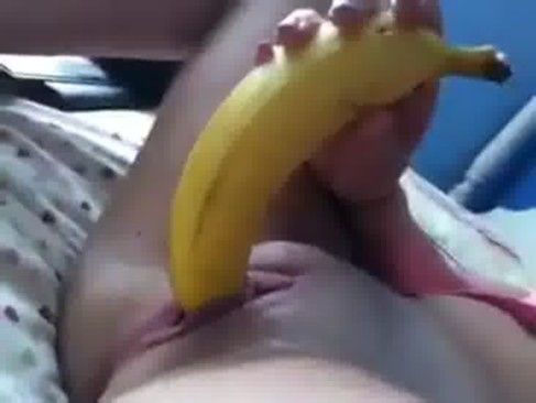 Caiu na net novinha masturbando com banana na periquita rosada