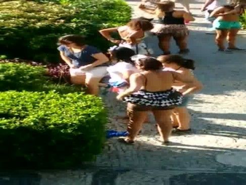 Flagra várias mulheres mijonas do carnaval de Vila Velha  ES
