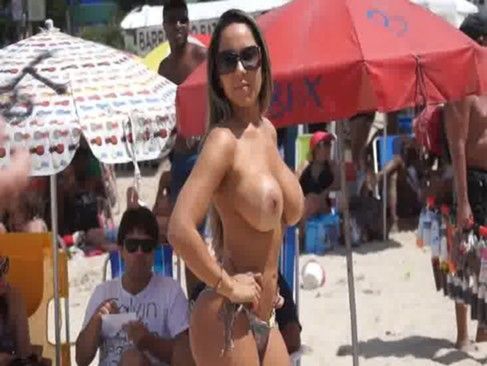 Carioca Renata Frisson provocando banhistas de toplessaço 2016