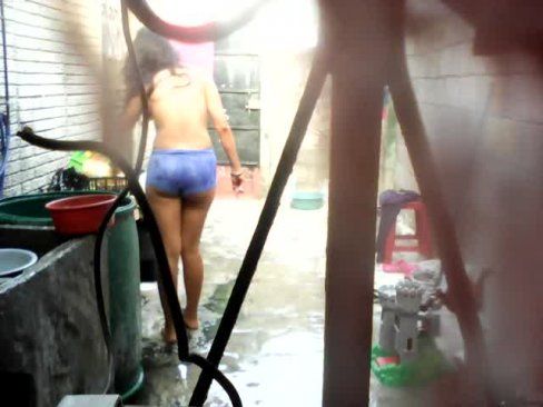 Filmando minha cunhada com tetonas de fora tomando banho de balde