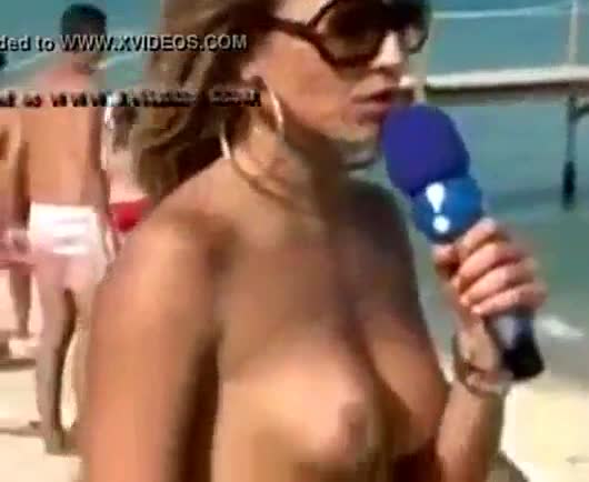 Japa Sabrina Sato mostrando peitinhos em entrevista na praia