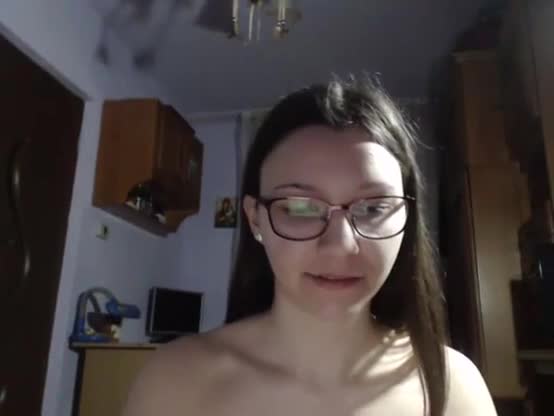 Novinha branquinha masturbando bucetinha rosada na webcam