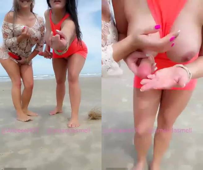 Duas mulheres gostosas peitudas fazendo safadeza na praia - SC