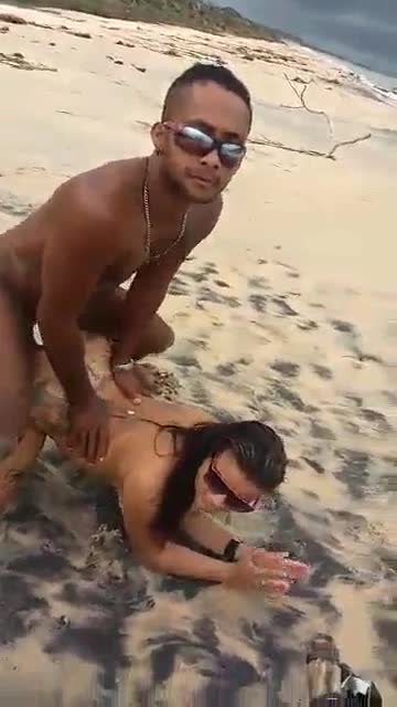 Vídeo pescador fodendo morena gostosa e amiga na praia
