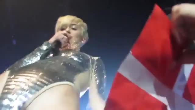 Caiu na net fãs passando mão na buceta de Miley Cyrus