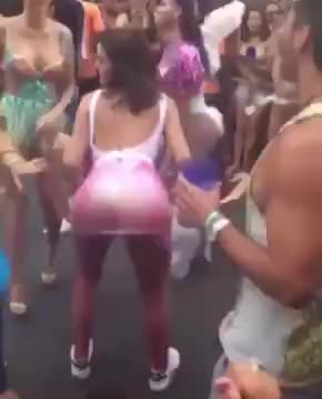 Flagra Bruna Marquezine rebolando de vestido transparente Carnaval 2017 RJ