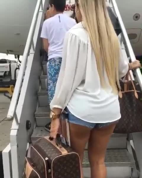 Flagra mulher gostosa usando shortinho embarcando no avião da TAM