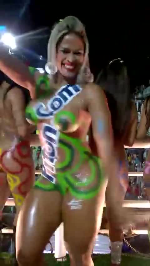 Passista rabuda no Carnaval 2017 se exibindo com pintura corporal