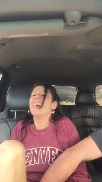 Vídeo tia safada abrindo as pernas para sobrinha mexe na sua bucetinha dentro do carro - PornHub