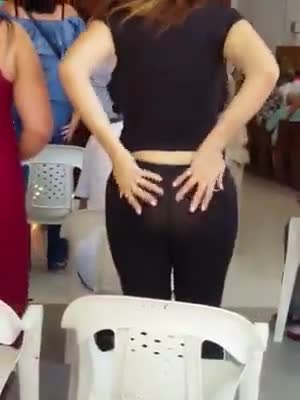 Video brasileira rabeta deliciosa assistindo culto de calça legging transparente mostrando sua bunda
