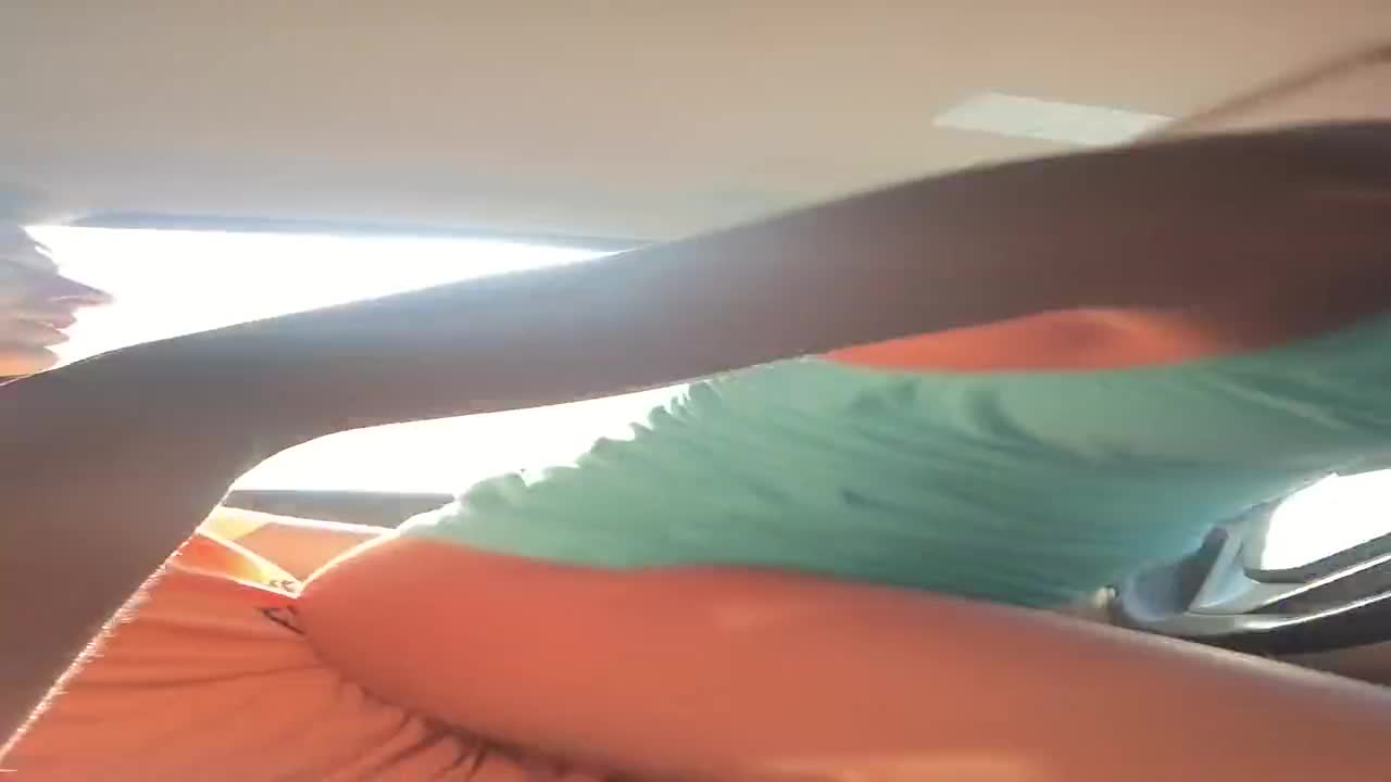Vídeo fodendo com papai enquanto ele dirige carro na estrada - PornHub