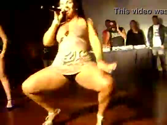 Vídeo Mulher Melancia flagrada ao vivo mostrando calcinha no Esporte Clube Jabaquara MG - Flagra