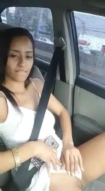 Vídeo vadia de São Paulo tocando siririca dentro do carro no transito Avenida Tietê SP - Masturbação