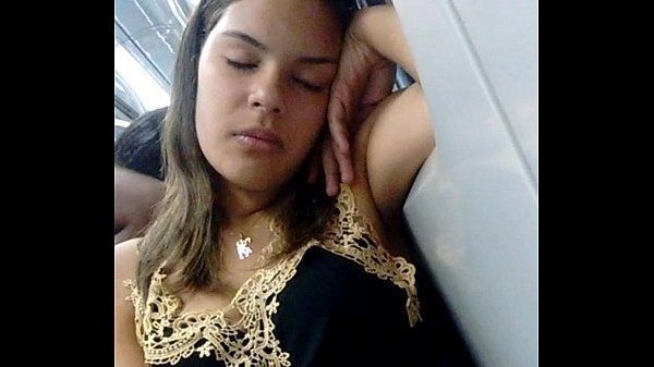 mulher vacilou de perna aberta no Metro dormindo - São Paulo SP