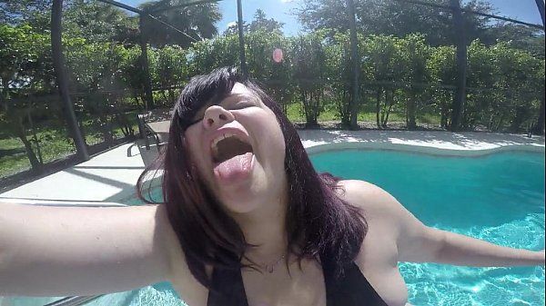 Video gordinha bunduda mostrou bumbum grande na piscina com amiga