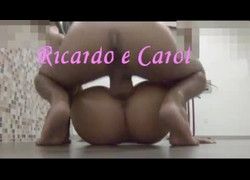 Vídeo porno casal amador Carol e Ricardo fodendo pesado no chão