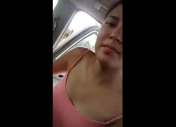 Vídeo venezuelana pagando boquete dentro do carro de dia