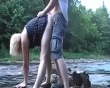 Casal de amadores alemães transando fazendo sexo dentro do rio