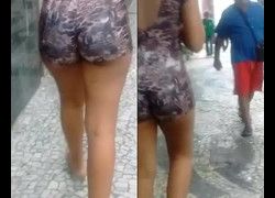 Flagra paulista andando com short mostrando palpa da bunda - SP
