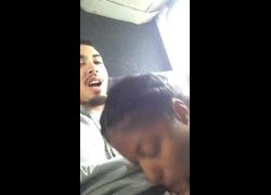 Vídeo mulher safada pagando boquete para homem do seu lado dentro do ônibus - Caiu na net
