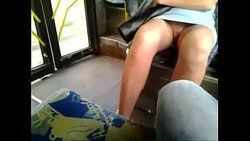 Video Mulher filmada dentro do ônibus sem calcinha mostrando buceta em Maringá - Paraná - Flagra