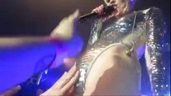 Video cantora Miley Cyrus deixando fãs passarem mão na buceta