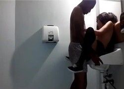 Video japa novinha de São Paulo fez sexo amador com negão no banheiro publico