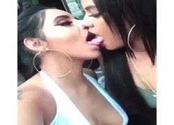 duas mulheres gostosas beijando para #SegundaDasBocas