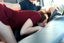 Casal fazendo sexo amador no carro durante viagem