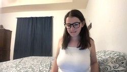 Novinha com cara de safada aprontando na webcam mostrando seu peito e bunda grande na internet